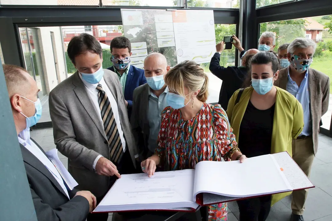 El consejero de Obras P&uacute;blicas, Jos&eacute; Luis Gochicoa, presenta el proyecto de mejora de la carretera Mortera-Liencres