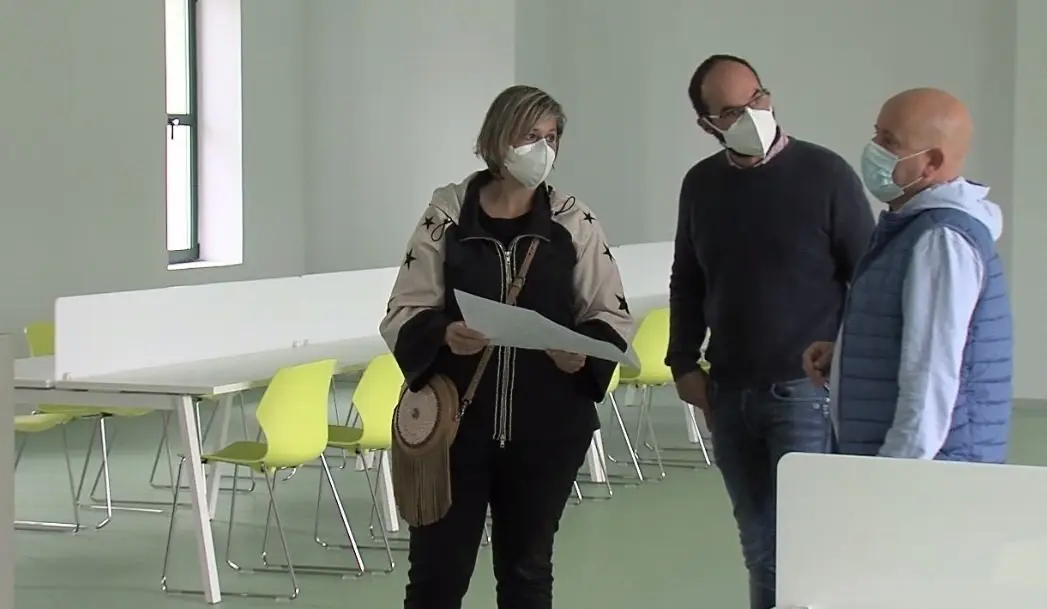 Visita a la nueva biblioteca de Cros