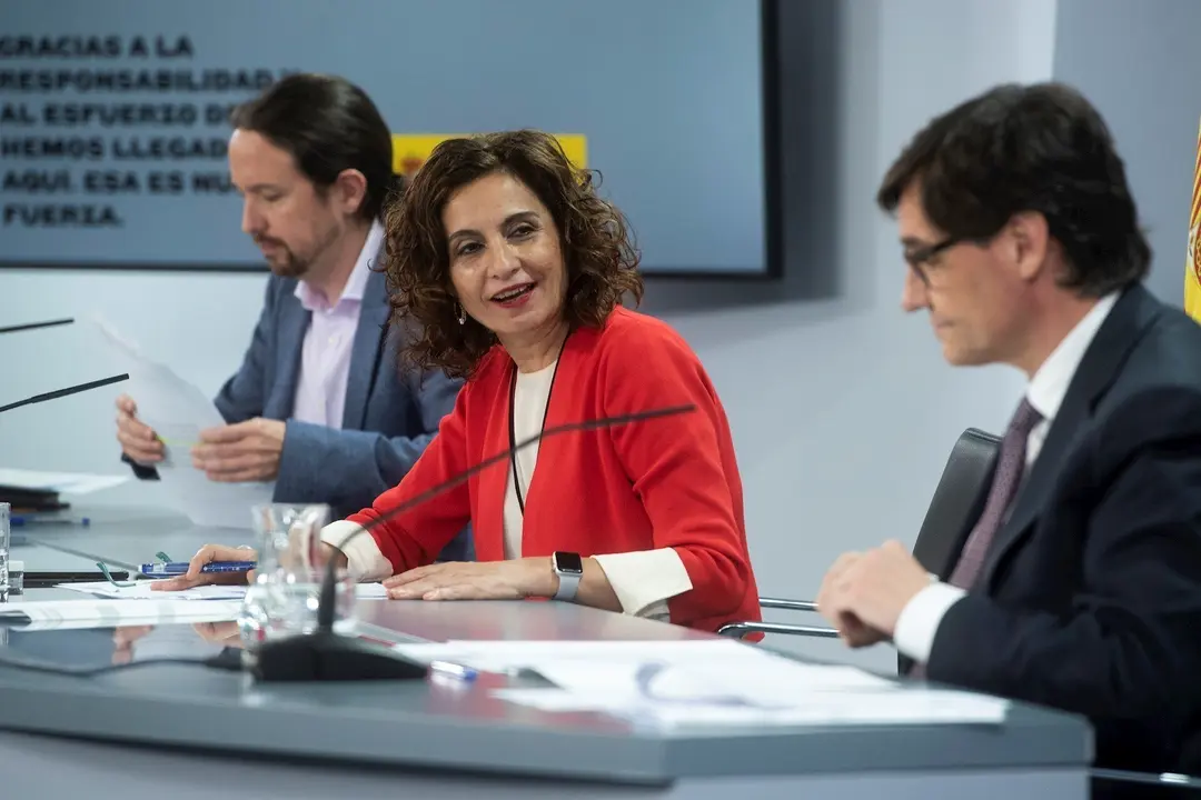 (I-D) El vicepresidente de Derechos Sociales, Pablo Iglesias; la ministra portavoz y de Hacienda, Mar&iacute;a Jes&uacute;s Montero; y el ministro de Sanidad, Salvador Illa, en rueda de prensa, en Madrid (Espa&ntilde;a), a 9 de junio de 2020.
