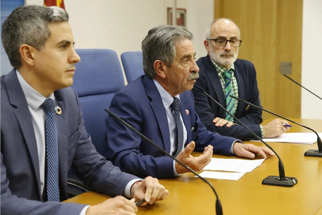 El vicepresidente de Cantabria, Pablo Zuloaga (izda); el presidente regional, Miguel &Aacute;ngel Revilla (Centro), y el consejero de Sanidad, Miguel Rodr&iacute;guez (archivo)