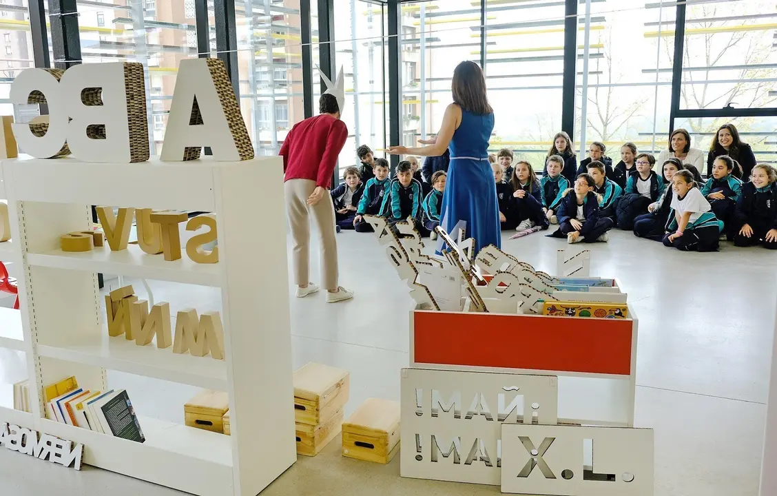 Actividades de dinamizaci&oacute;n en la biblioteca del centro c&iacute;vico de Cazo&ntilde;a