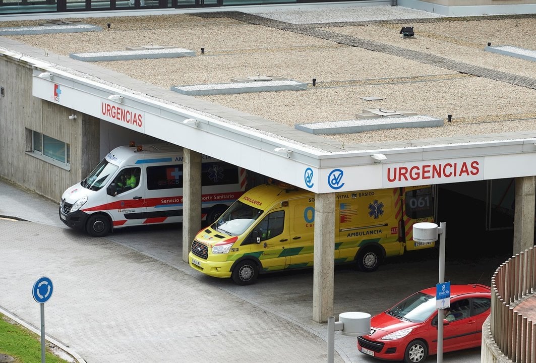 Ambulancias en el Hospital Marqués de Valdecilla. Archivo