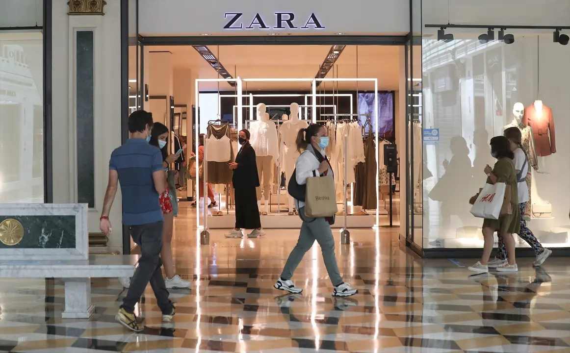 Varias personas pasan junto a una tienda Zara en el Centro Plaza Norte 2