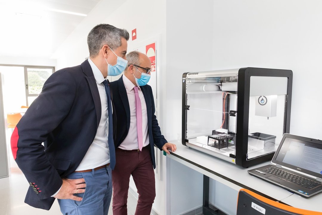 El vicepresidente y el consejero de Sanidad visitan en Valdecilla la nueva estación robotizada para la realización de pruebas PCR