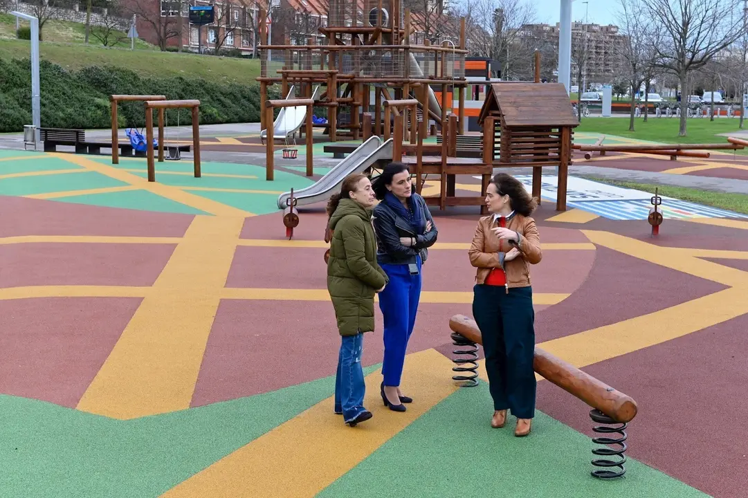 Renovaci&oacute;n del suelo de seguridad del parque infantil de Las Llamas