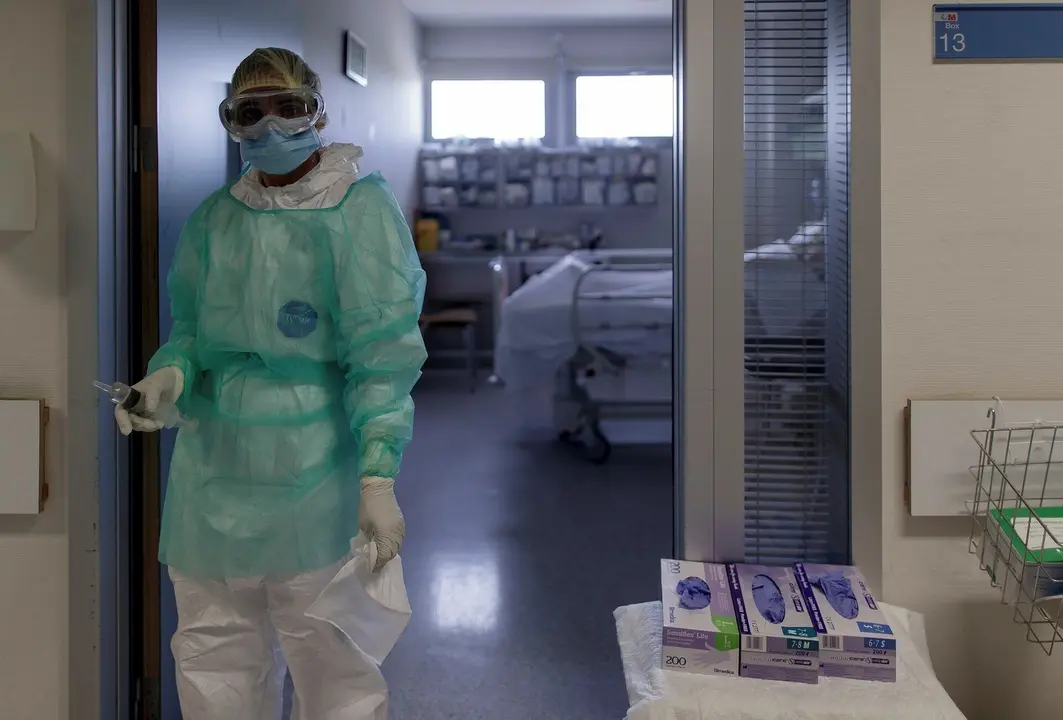 Un trabajador sanitario en la puerta de la habitaci&oacute;n de un paciente ingresado en la Unidad de Cuidados Intensivos del Hospital Infanta Sof&iacute;a en San Sebasti&aacute;n de los Reyes (Madrid). En San Sebasti&aacute;n de los Reyes, Madrid, (Espa&ntilde;a), a 28 de abril de 2020.