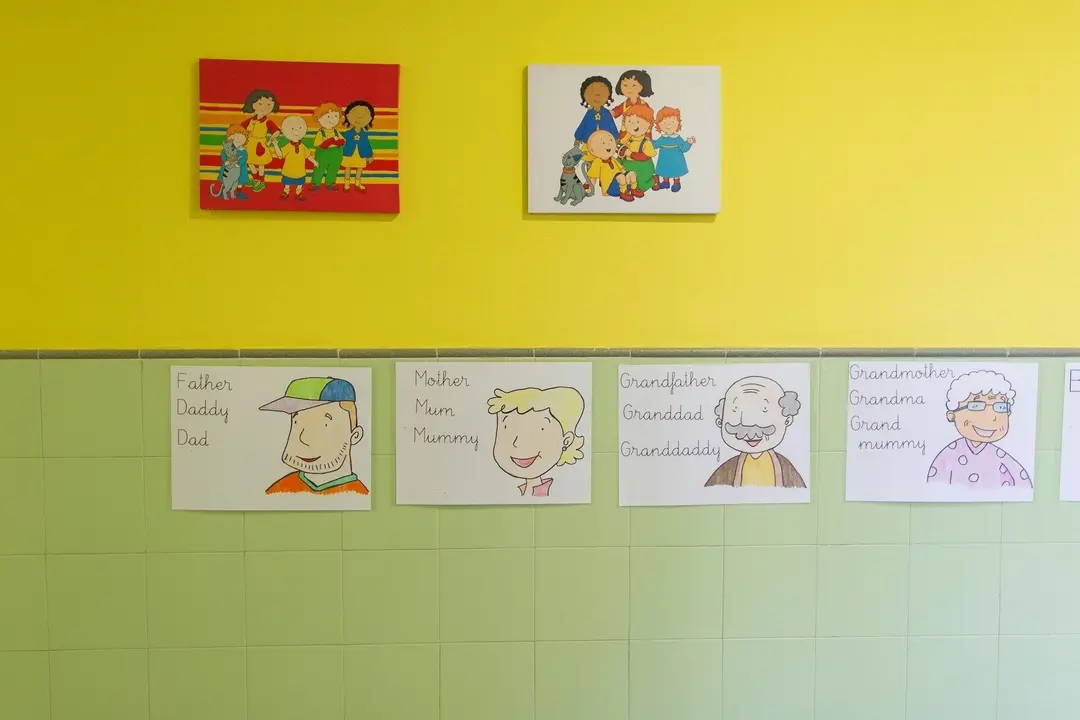 Carteles en ingl&eacute;s en un colegio biling&uuml;e.