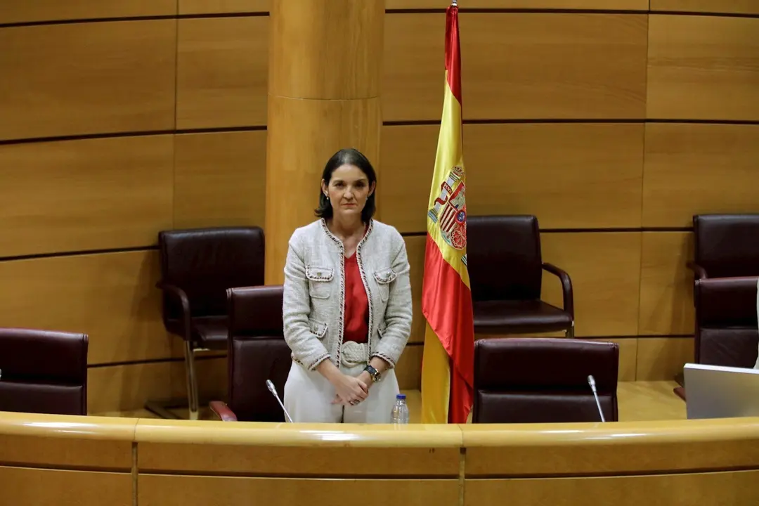 La ministra de Industria, Comercio y Turismo, Reyes Maroto, guarda un minuto de silencio por las v&iacute;ctimas del coronavirus antes de comparecer en el Senado en la comisi&oacute;n de su departamento. En Madrid (Espa&ntilde;a), a 10 de junio de 2020.