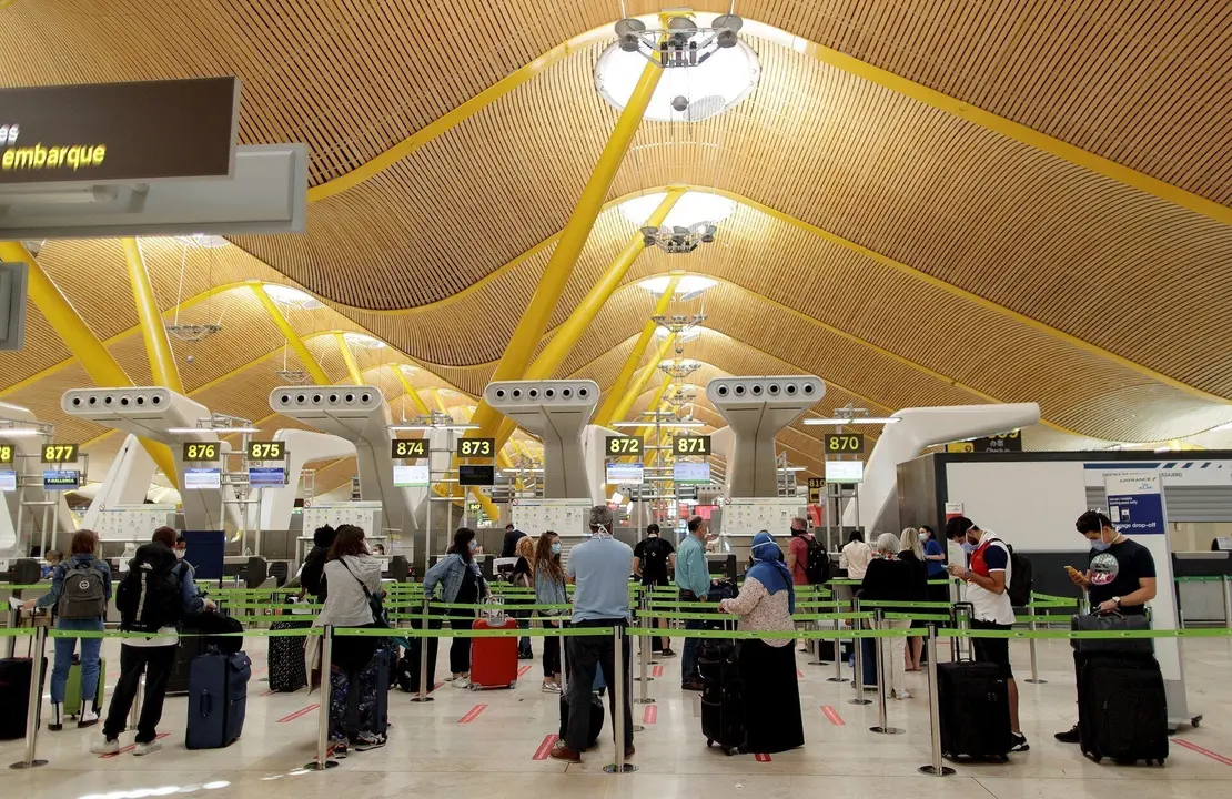 Pasajeros con sus maletas en las instalaciones de la Terminal T4 del Aeropuerto Adolfo Su&aacute;rez Madrid-Barajas. En Madrid (Espa&ntilde;a), a 5 de junio de 2020.