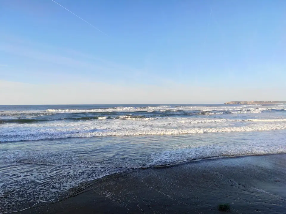 Playa de Salinas en Castrill&oacute;n, con fuerte oleaje.