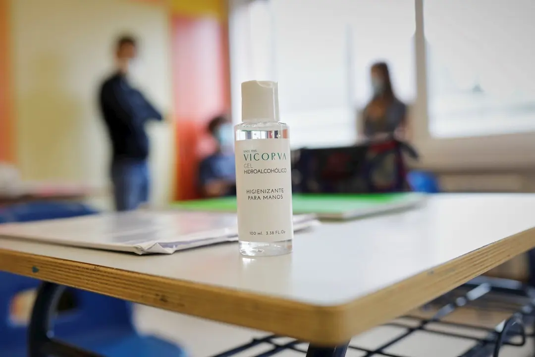 Gel hidroalcoh&oacute;lico en una de las mesas del olegio Alameda de Osuna de Madrid, este pasado lunes tras la reapertura parcial de sus aulas.
