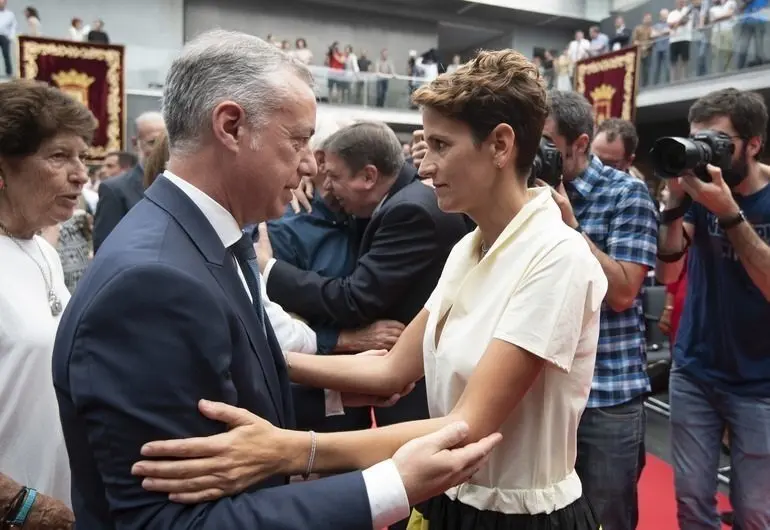 El lehendakari, I&ntilde;igo Urkullu, y la nueva presidenta de Navarra, Mar&iacute;a Chivite, en el Parlamento de la Comunidad Foral  