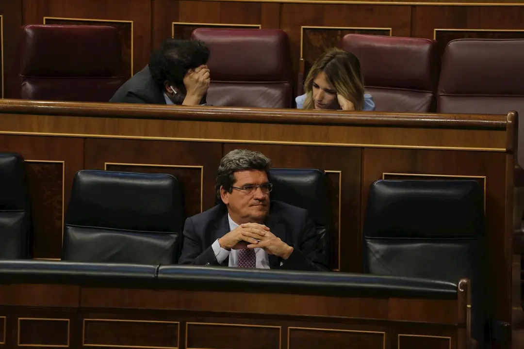 El ministro de Inclusi&oacute;n, Seguridad Social y Migraciones, Jos&eacute; Luis Escriv&aacute;, durante el pleno del Congreso