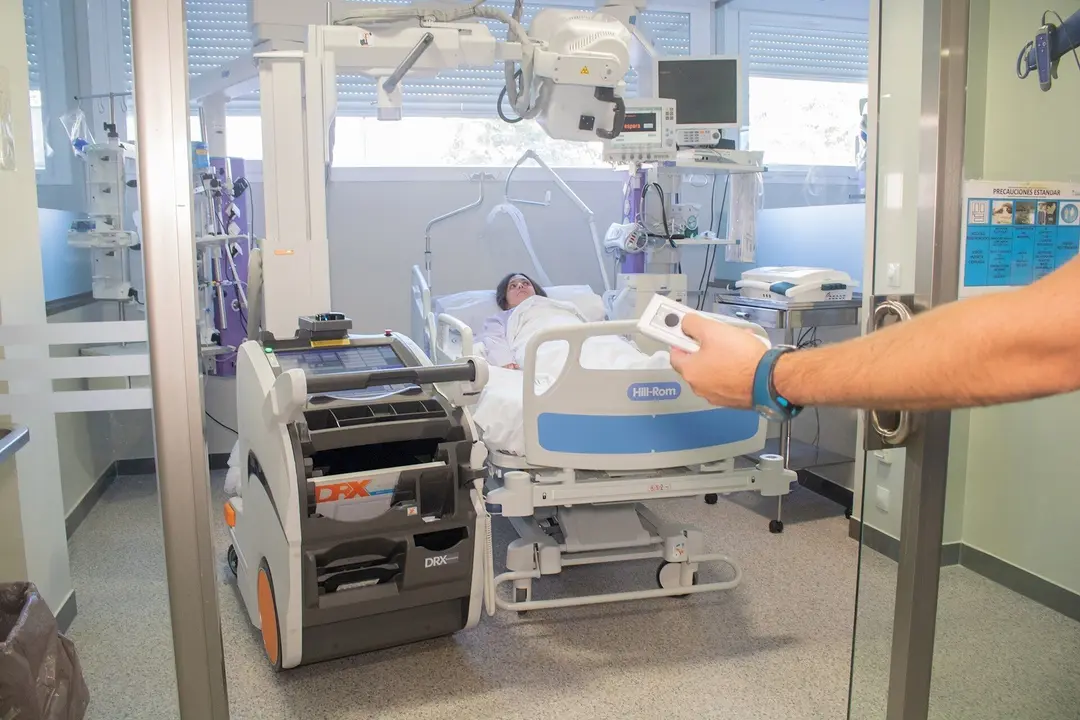 Imagen del nuevo equipamiento que incorpora la UCI del Hospital Universitario Virgen del Roc&iacute;o para atender al paciente a pie de cama.