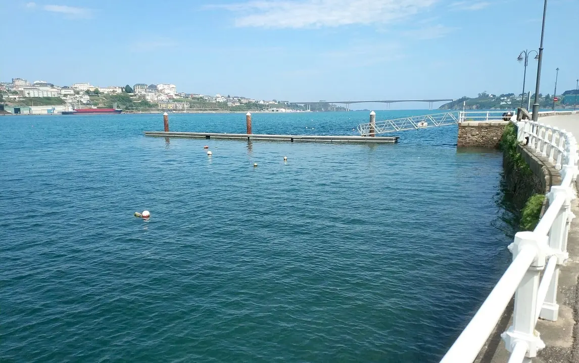 Pantal&aacute;n en el puerto de Castropol.