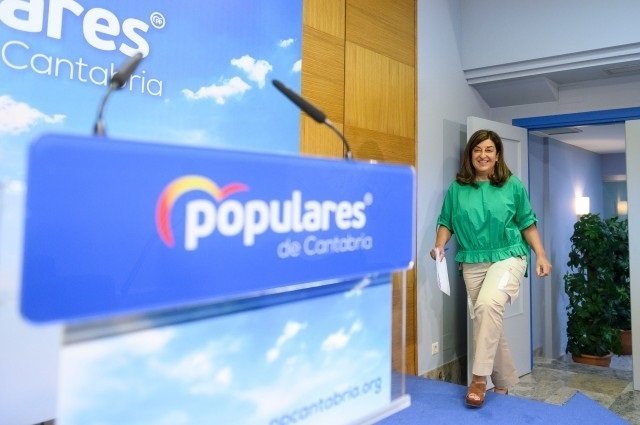 La presidenta del PP de Cantabria, María José Sáenz de Buruaga, en el PP