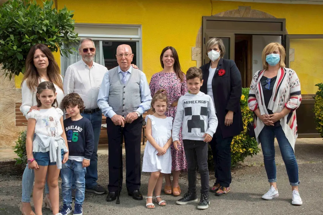 La alcaldesa de Camargo, Esther Bolado, ha felicitado a Julio G&oacute;mez V&aacute;zquez por su 100 cumplea&ntilde;os