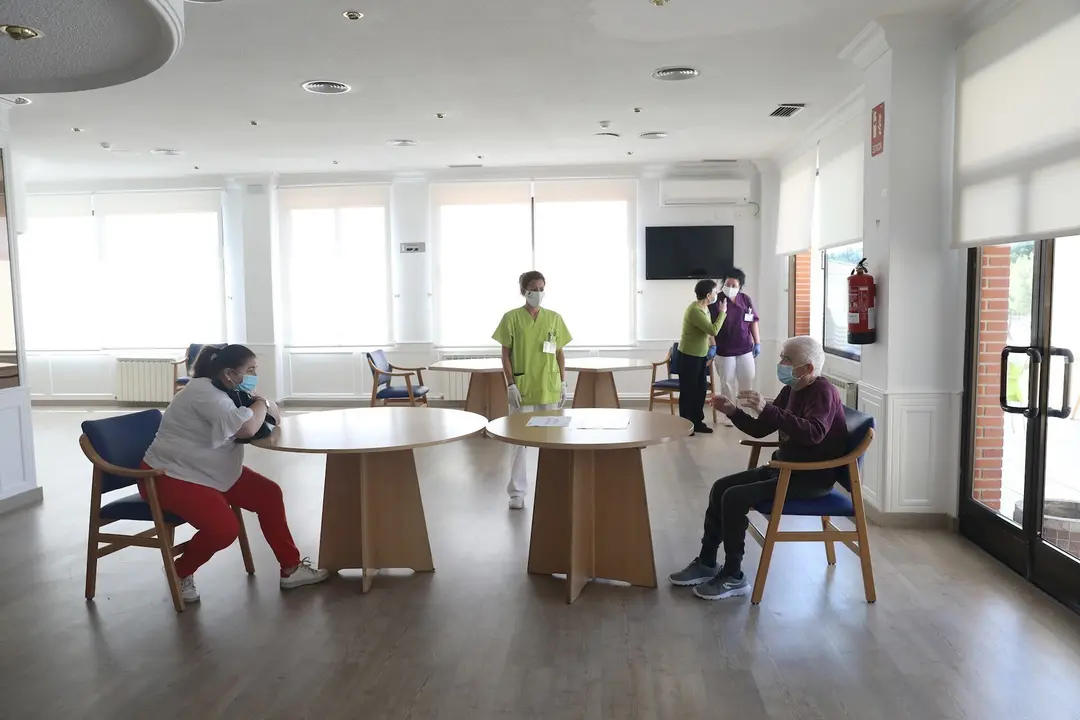 Un residente charla con un familiar en la Residencia Centro Casaverde Navalcarnero  durante el primer d&iacute;a de visitas en la desde que se cerr&oacute; por el coronavirus. La  jornada coincide con el primer d&iacute;a de la Fase 2 de la desescalada, en la que se permiten 