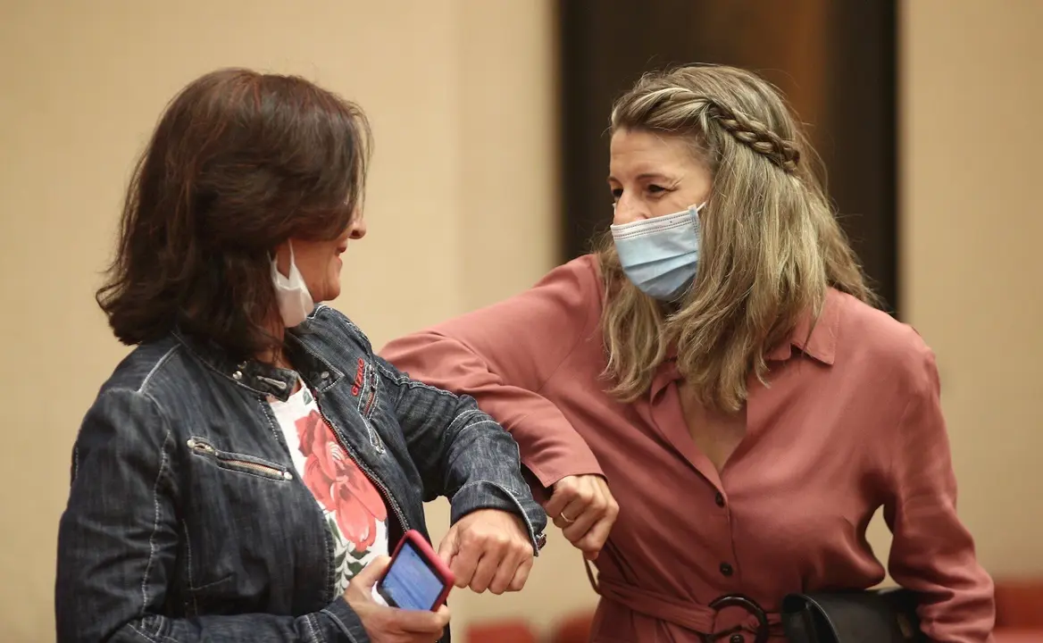 La ministra de Trabajo y Econom&iacute;a Social, Yolanda D&iacute;az, saluda con el codo a la 'n&uacute;mero dos' del PSOE y portavoz en el Congreso, Adriana Lastra