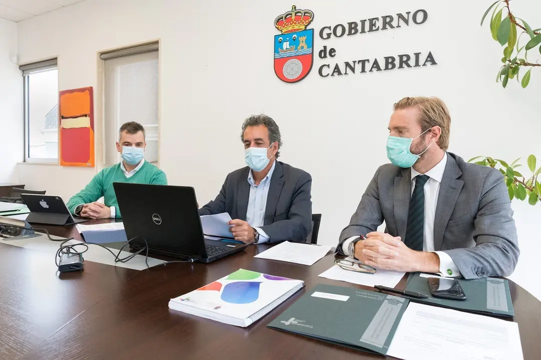 El consejero de Innovaci&oacute;n, Industria, Transporte y Comercio, Francisco Mart&iacute;n, acompa&ntilde;ado por el director general de Transportes, Felipe Pi&ntilde;a, y el Innovaci&oacute;n, Jorge Muyo