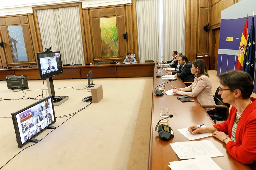 El ministro de Transportes, Jos&eacute; Luis &Aacute;balos, se reune de forma telem&aacute;tica con la rama de viajeros del Comit&eacute; Nacional del Transporte
