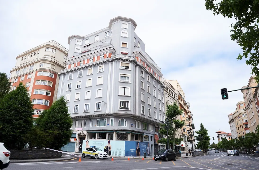 Fachada del edificio n&uacute;mero 13 de la calle Isabel II de Santander desalojado. Archivo