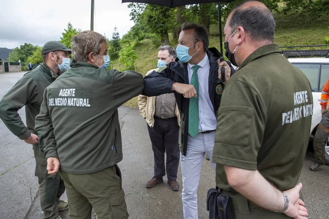El consejero Guillermo Blanco con agentes del Medio Rural