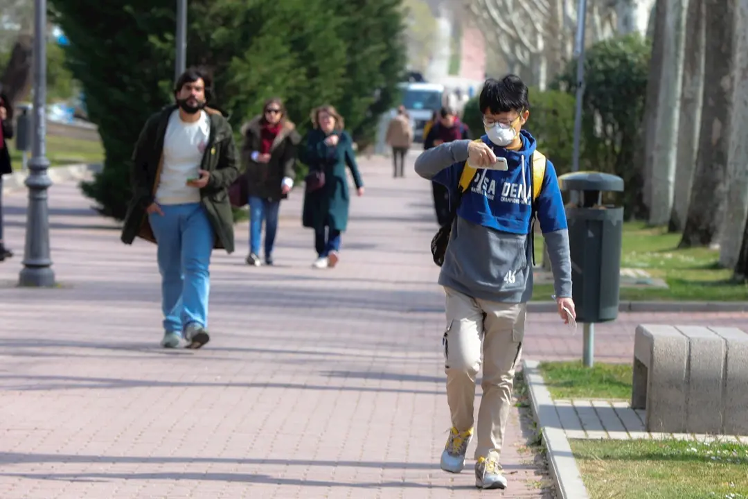 Estudiantes en el campus de la Universidad Aut&oacute;noma de Madrid el pasado mes de marzo, en la v&iacute;spera de la suspensi&oacute;n de las clases presenciales por el coronavirus.