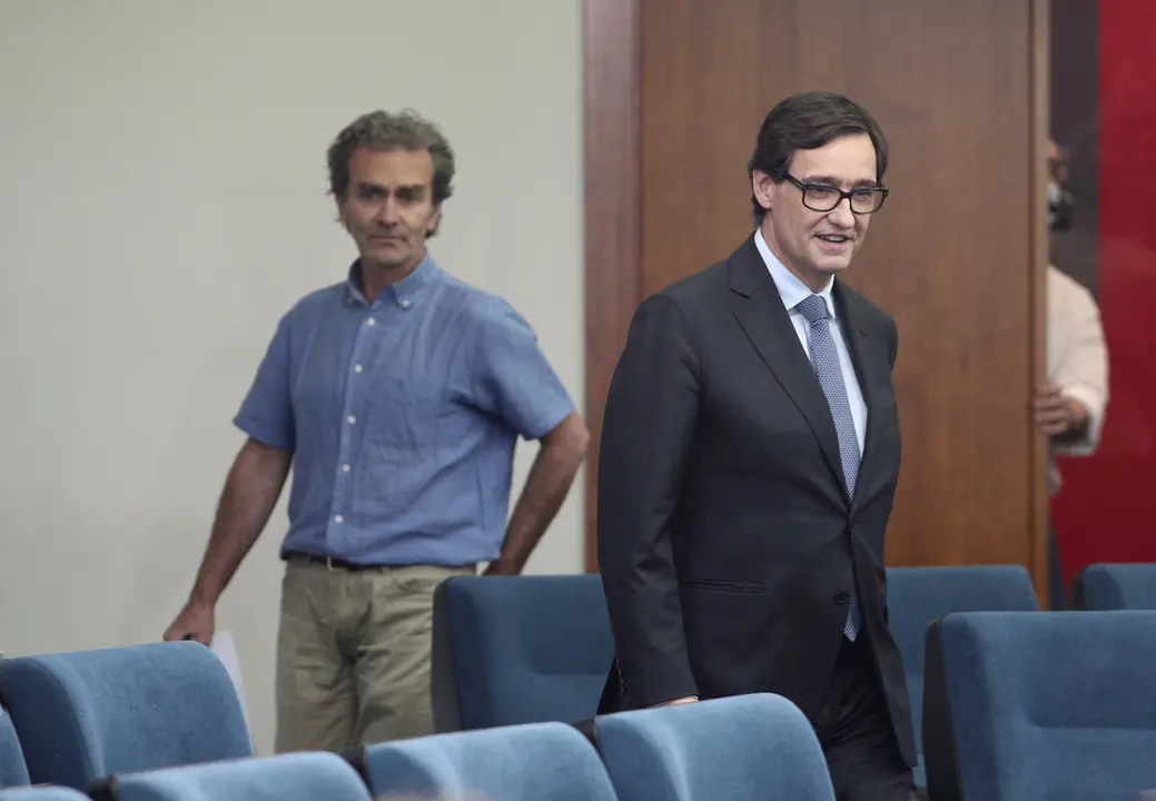 El director del Centro de Coordinaci&oacute;n de Alertas y Emergencias Sanitarias (CCAES), Fernando Sim&oacute;n (i) a su llegada a la comparecencia en Moncloa, acompa&ntilde;ado por el ministro de Sanidad, Salvador Illa (d),  En Madrid (Espa&ntilde;a), a 12 de junio de 2020.