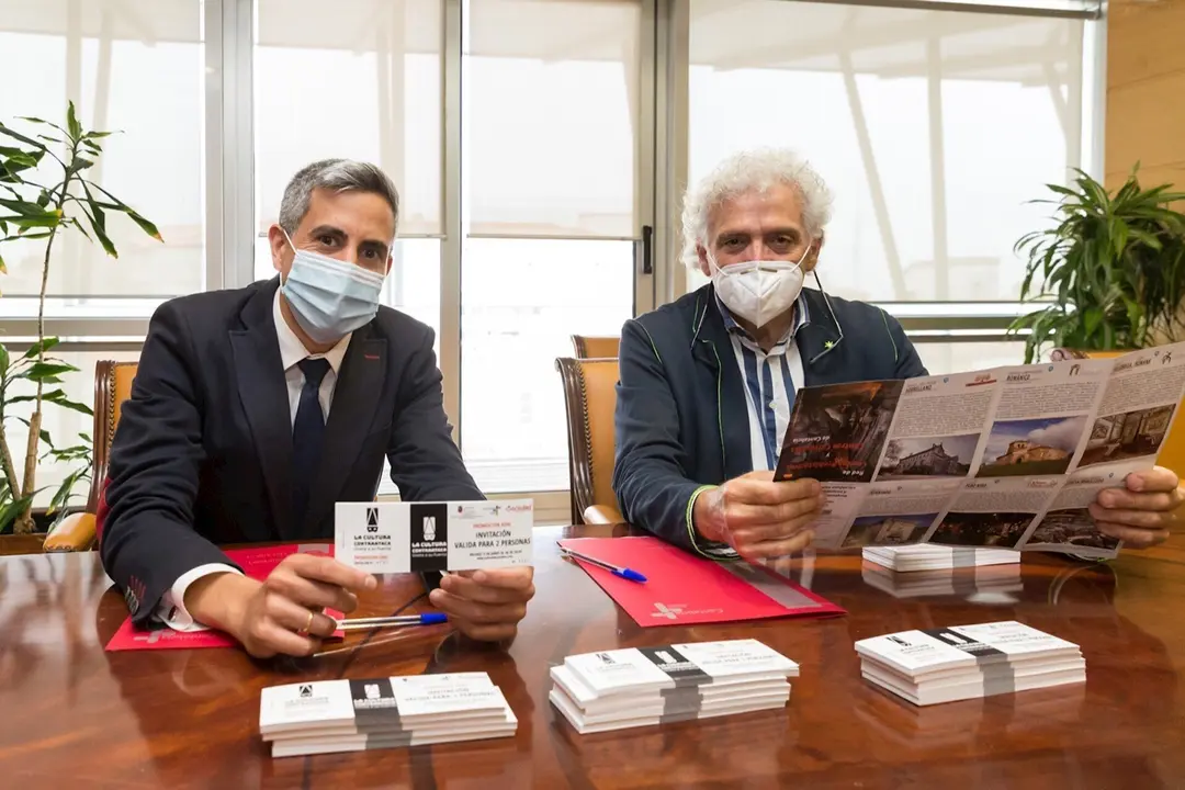 El vicepresidente y el presidente de la AEHC durante la firma del convenio