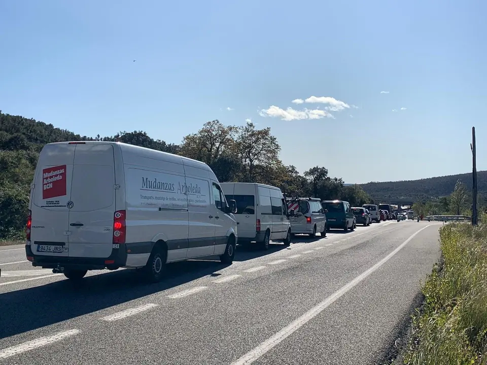 Retenciones en la carretera N-II en La Jonquera (Girona) tras el corte de Tsunami Democr&agrave;tic