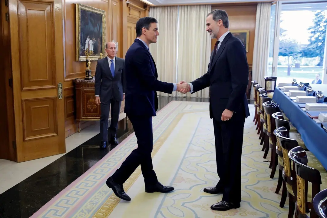 El Rey Felipe VI (d) saluda a su llegada al presidente del Gobierno, Pedro S&aacute;nchez, en la primera reuni&oacute;n del Consejo de Seguridad Nacional en el Palacio de la Zarzuela, en Madrid (Espa&ntilde;a) a 04 de marzo de 2020.