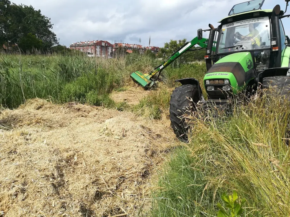 Tractor contratado para la limpieza de Marismas