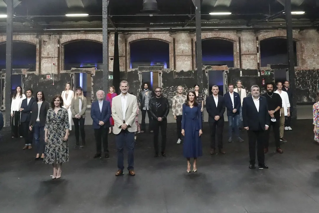 Los Reyes, en el Centro de Creaci&oacute;n Contempor&aacute;nea Matadero Madrid, que abrir&aacute; de nuevo el pr&oacute;ximo lunes 15 de junio, junto con la presidenta de la Comunidad de Madrid, Isabel D&iacute;az Ayuso (1i) y el ministro de Cultura, Juan Manuel Rodr&iacute;guez Uribes (1d), don