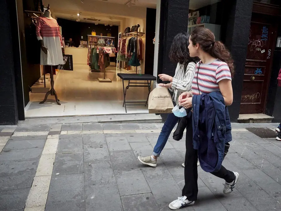 J&oacute;venes paseando. Archivo