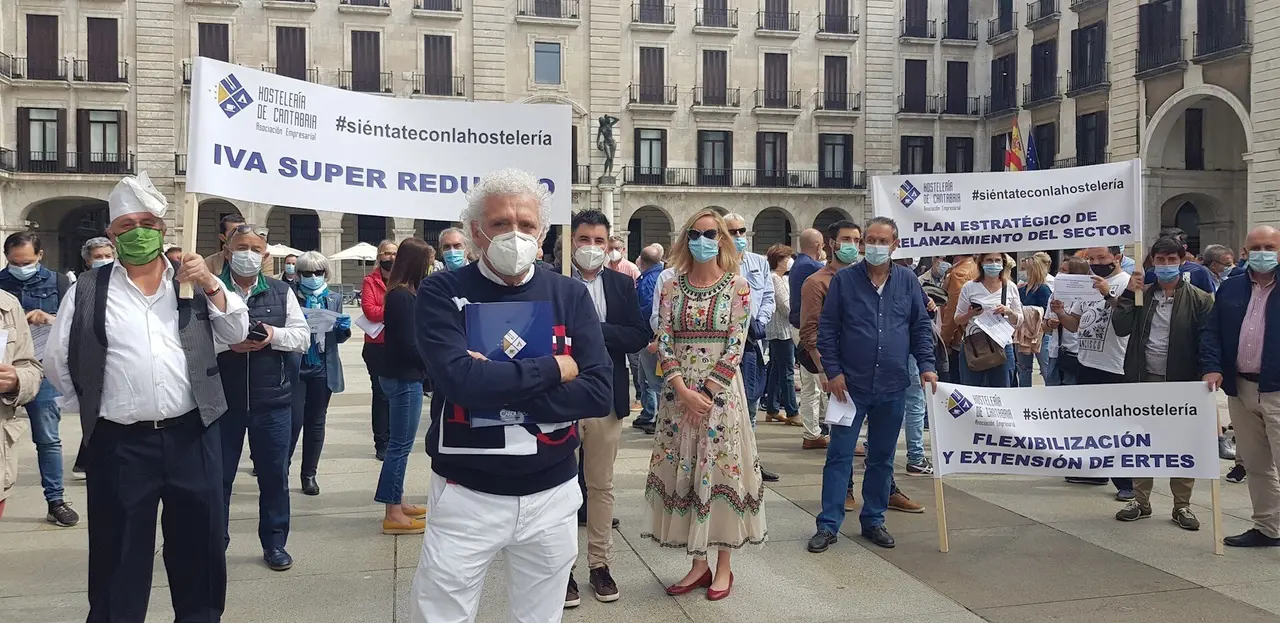 Concentraci&oacute;n de hosteleros c&aacute;ntabros frente a la Delegaci&oacute;n del Gobierno en Cantabria