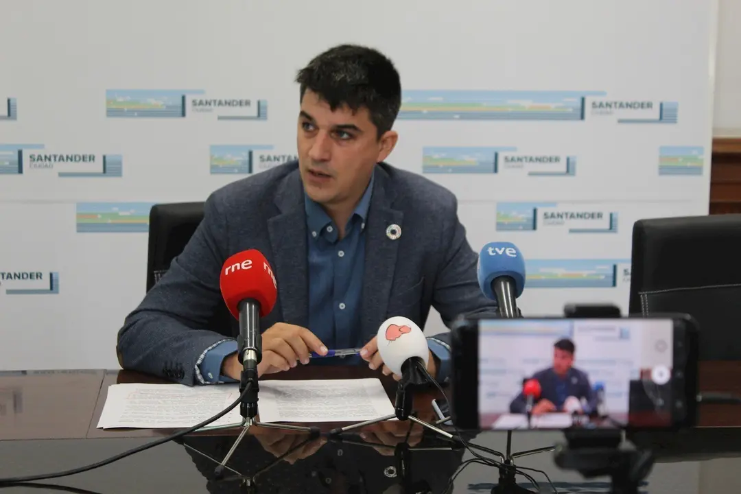 El portavoz del Grupo Socialista en el Ayuntamiento de Santander, Daniel Fern&aacute;ndez