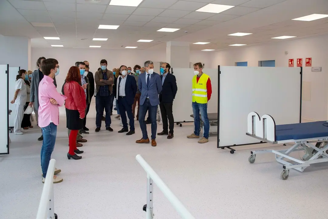 El vicepresidente de Cantabria y el consejero de Sanidad visitan el nuevo edificio de Sierrallana