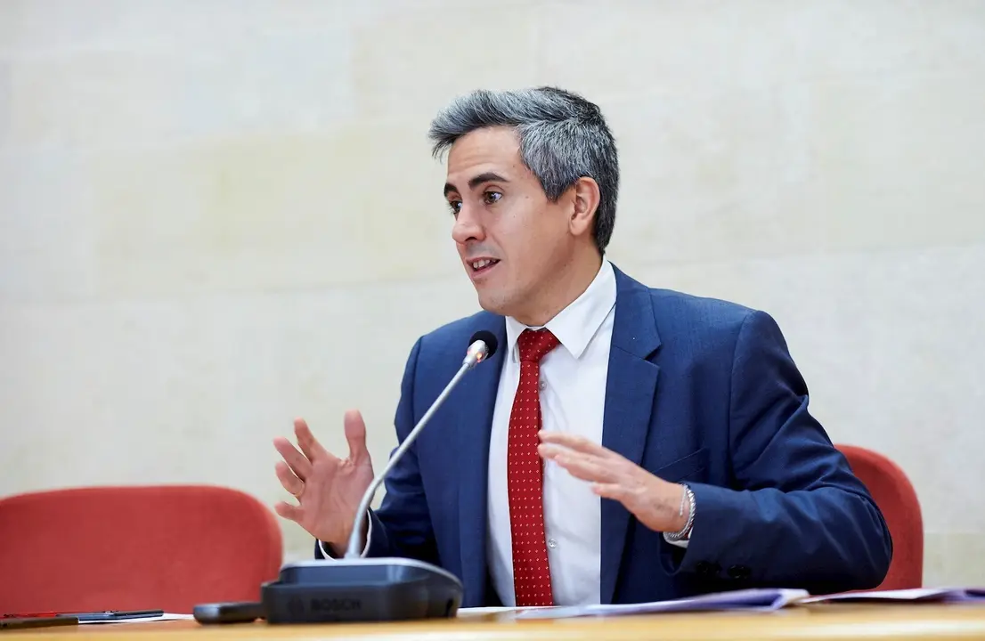 El vicepresidente del Gobierno de Cantabria, Pablo Zuloaga, interviene durante una sesi&oacute;n plenaria en el Parlamento de Cantabria