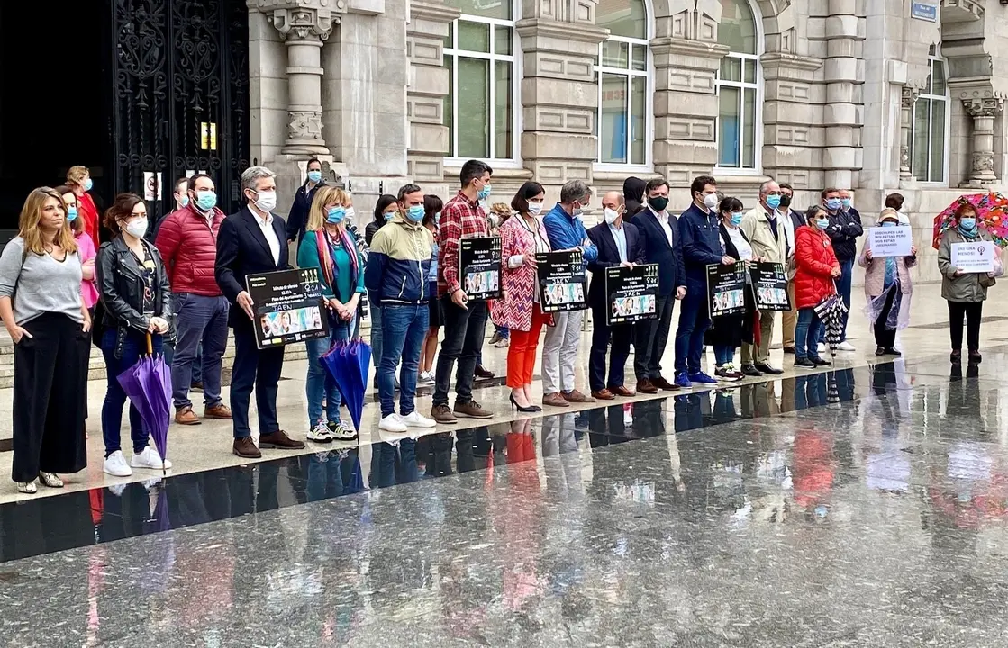 Minuto de silencio por asesinato mujer y menores en &Uacute;beda