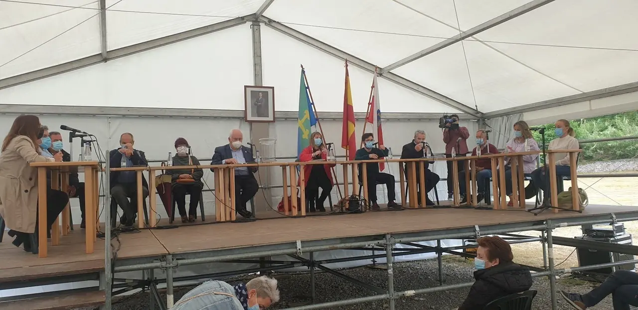 Pleno de Guriezo que ha aprobado la moci&oacute;n contra el alcalde del PRC, &Aacute;ngel Llano, sustituido por su exsocia y expulsada del PSOE