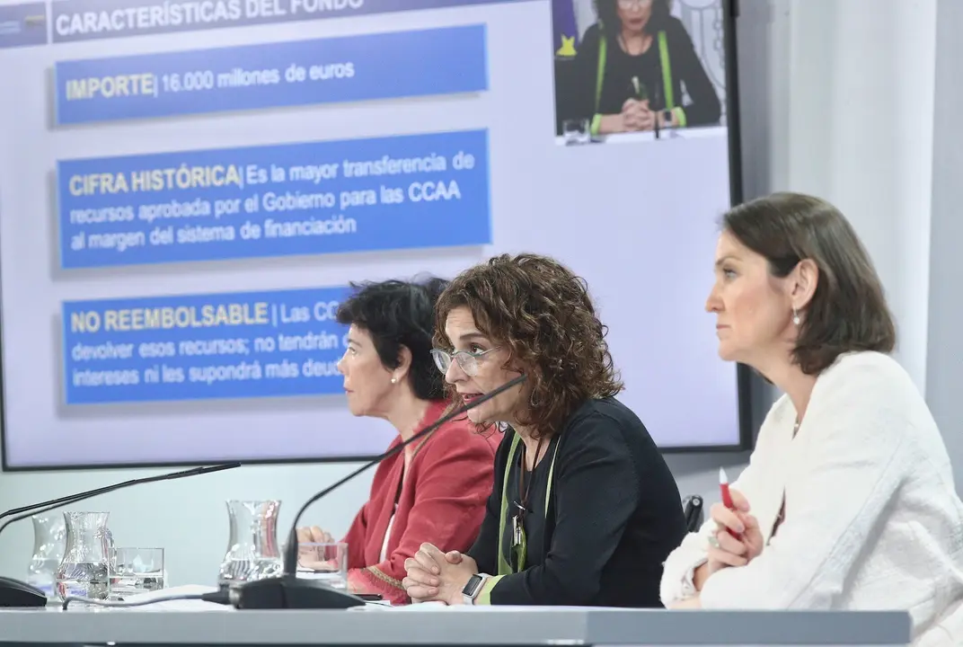 (I-D) La ministra de Educaci&oacute;n y Formaci&oacute;n Profesional, Isabel Cela&aacute;; la ministra portavoz y de Hacienda, Mar&iacute;a Jes&uacute;s Montero; y la ministra de Industria, Comercio y Turismo, Reyes Maroto.