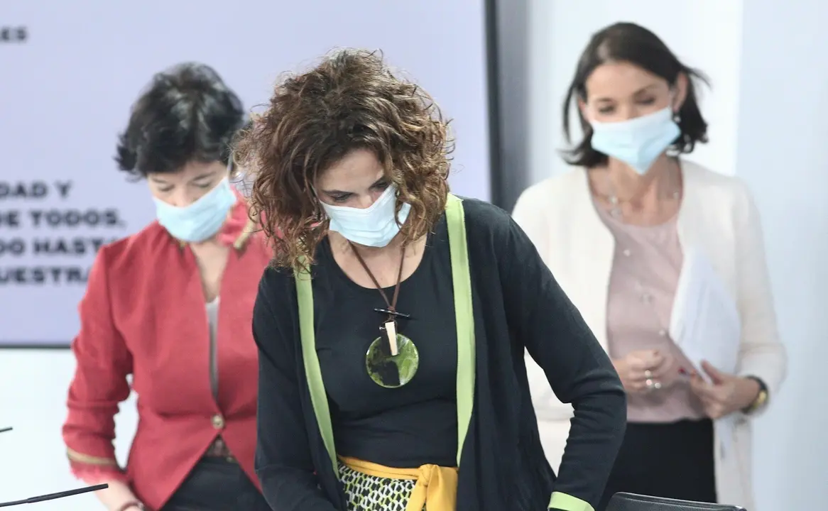 (I-D) La ministra de Educaci&oacute;n y Formaci&oacute;n Profesional, Isabel Cela&aacute;, la ministra portavoz y de Hacienda, Mar&iacute;a Jes&uacute;s Montero; y la ministra de Industria, Comercio y Turismo, Reyes Maroto.