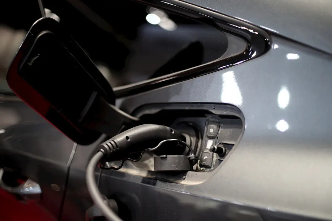 Un coche el&eacute;ctrico carg&aacute;ndose.