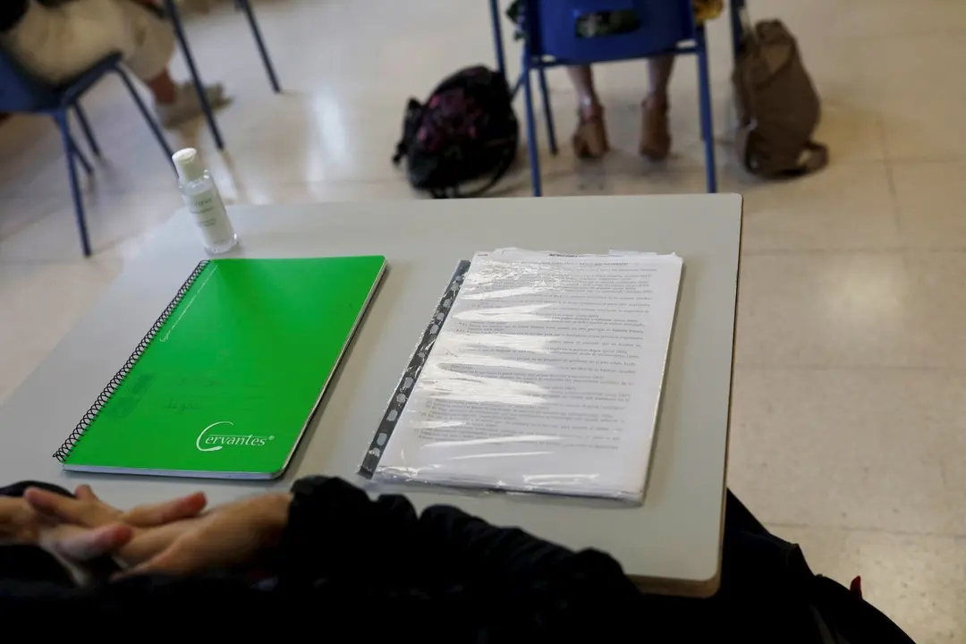 Cuadernos en una mesa de un aula de un colegio. Archivo