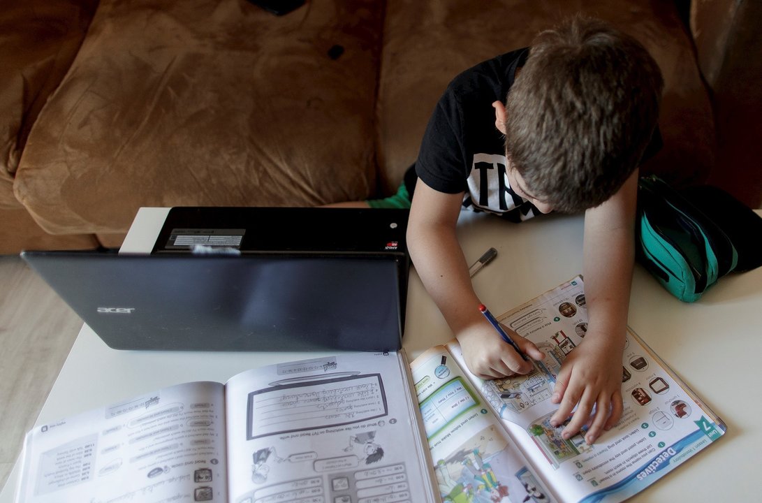 Un alumno de Primaria hace los deberes. Archivo