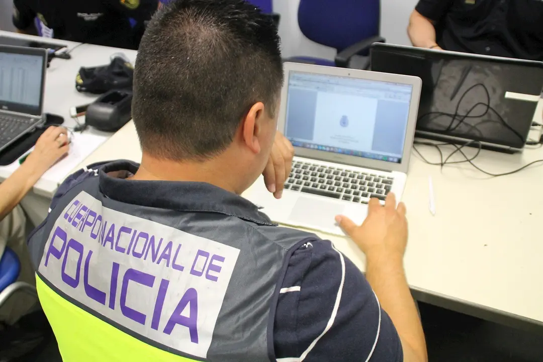 Un agente de la Polic&iacute;a Nacional investiga uno de estos asesinatos. Foto archivo.
