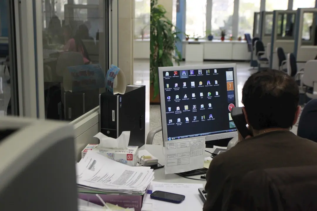 Funcionario trabajando