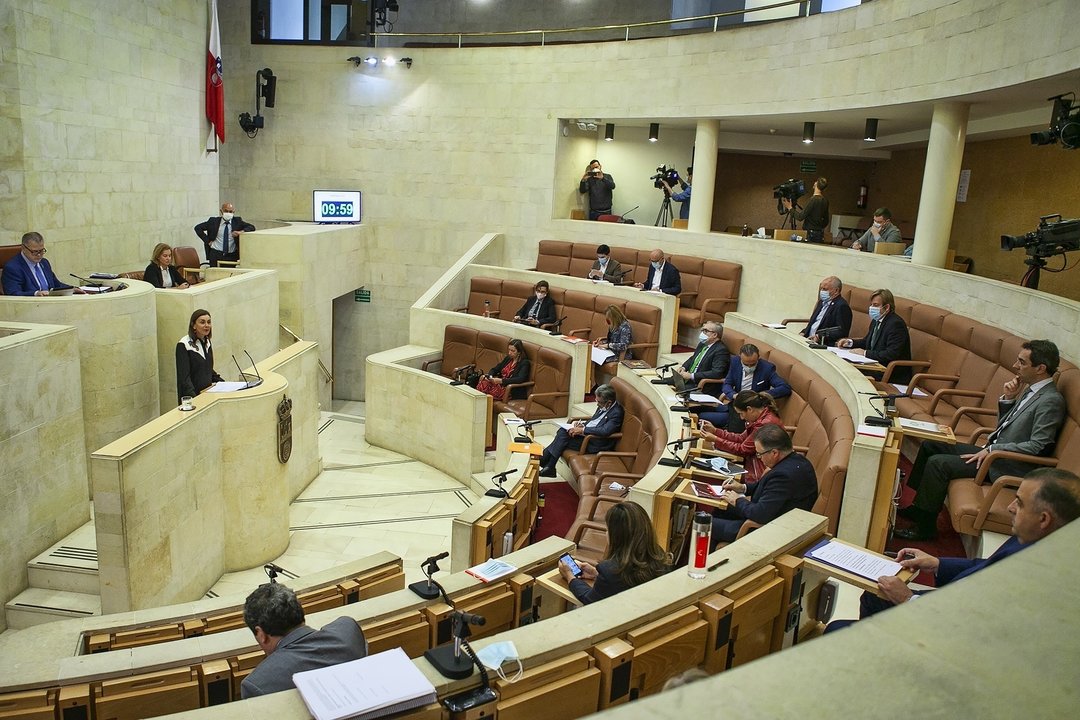 La consejera de Presidencia, Paula Fernández, en el Pleno del Parlamento