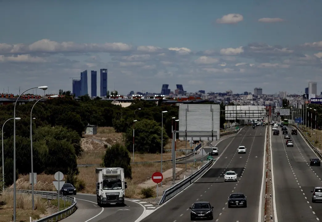 Vista de tr&aacute;fico de veh&iacute;culos desde Cuatro Vientos (Madrid)